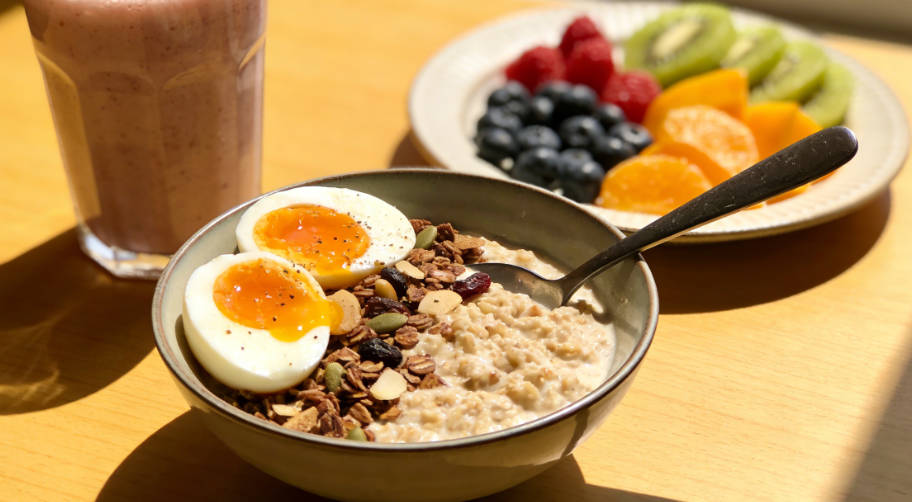 Overnight oats, hard-boiled eggs, and smoothies that can be prepared the night before